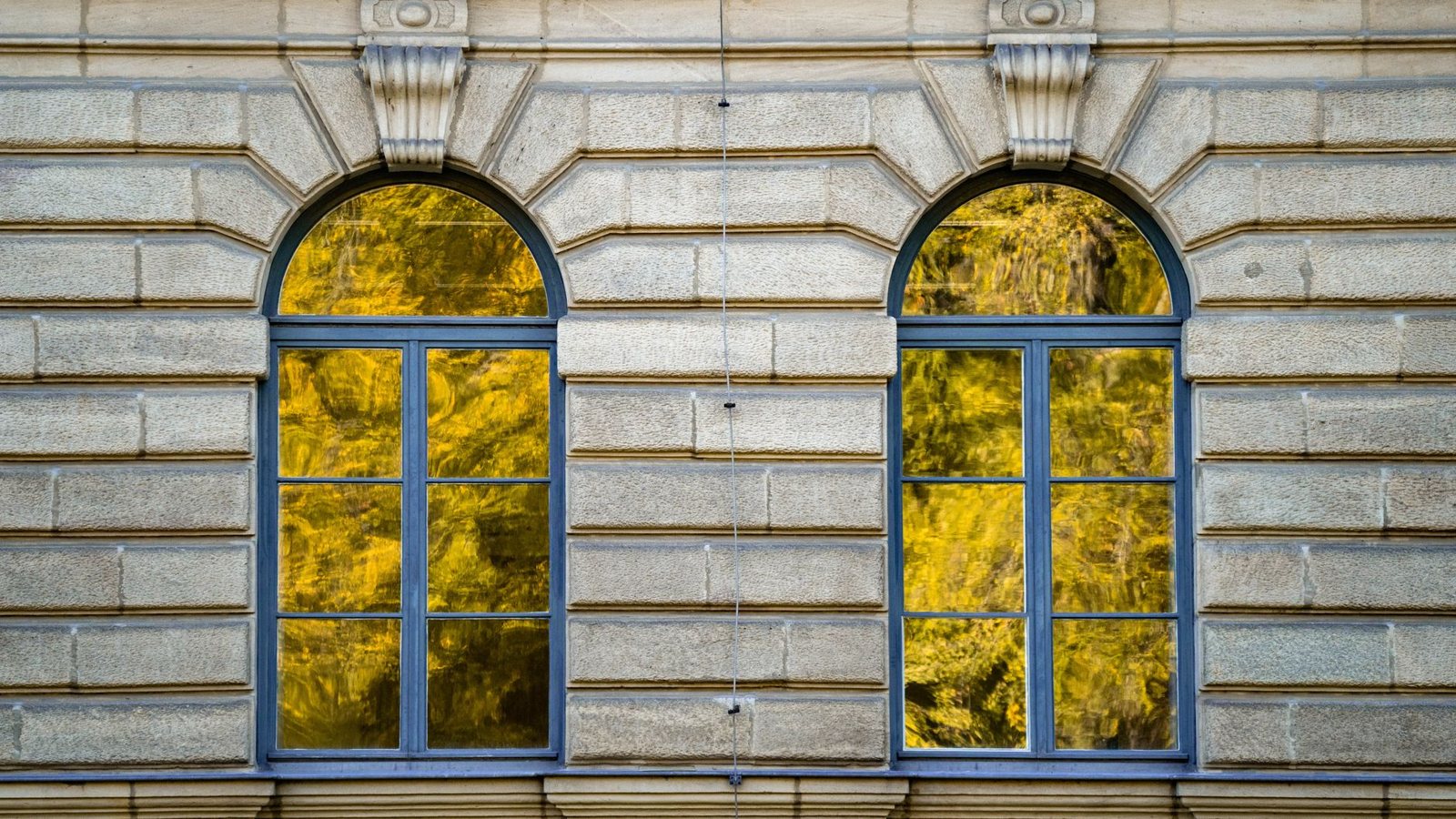 Illustrationsfoto: glass window reflection building detail, redaktionelt hero-billede for jsnilausenapss.com